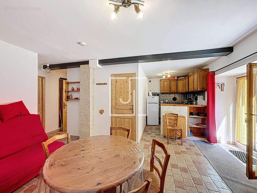 Maison à LE LAUZET-UBAYE