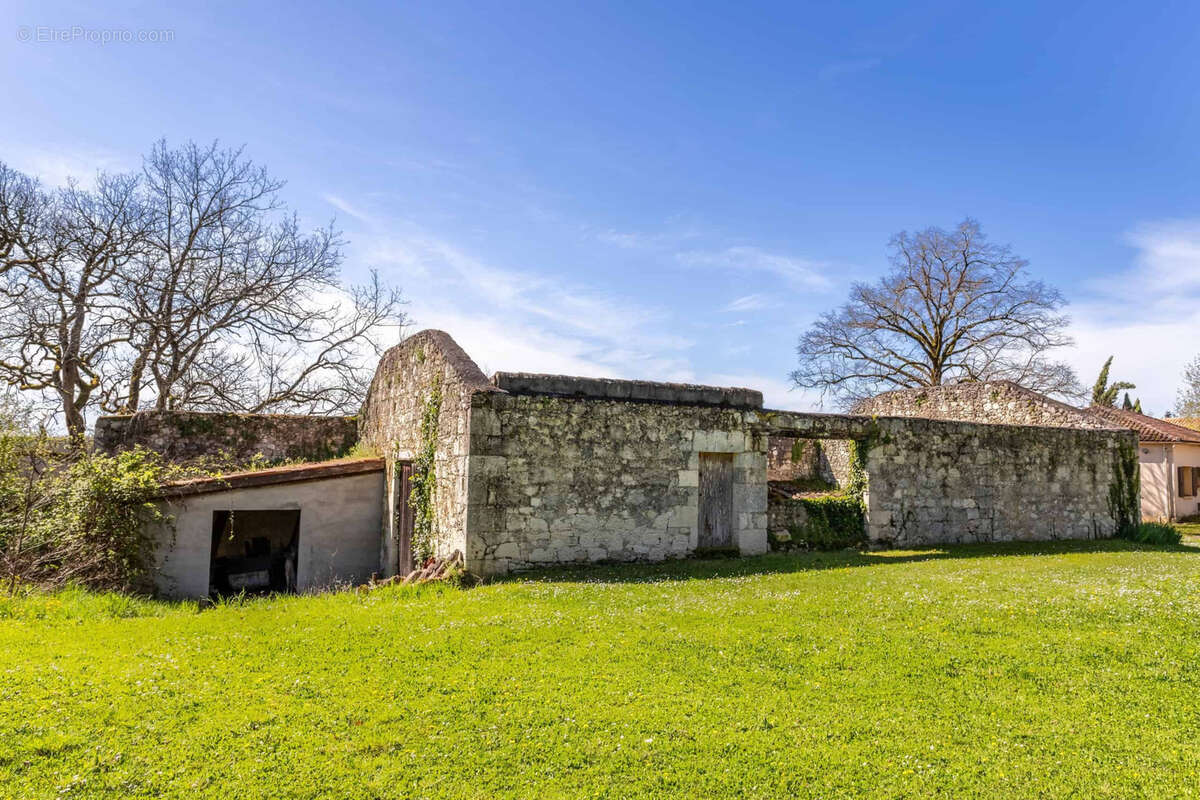 Country house with annexe, pool and land - photo 24