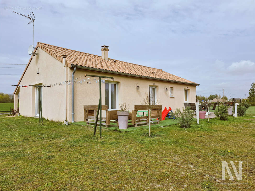 Maison à MONTSUZAIN