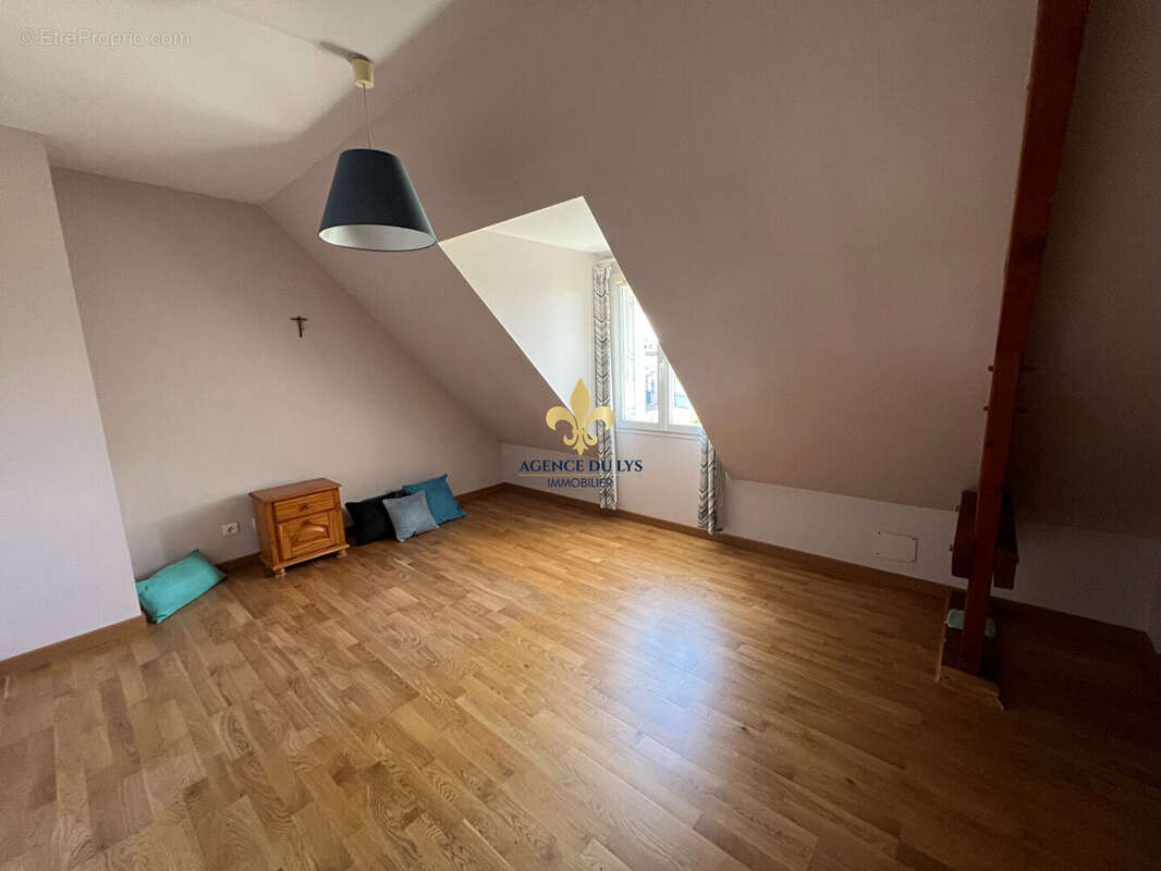 PROCHE CHANTILLY - Maison 5 pièces 138 m² avec jardin et piscine - photo 9