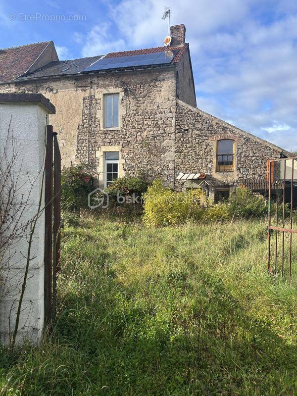 Maison à LA ROCHE-EN-BRENIL
