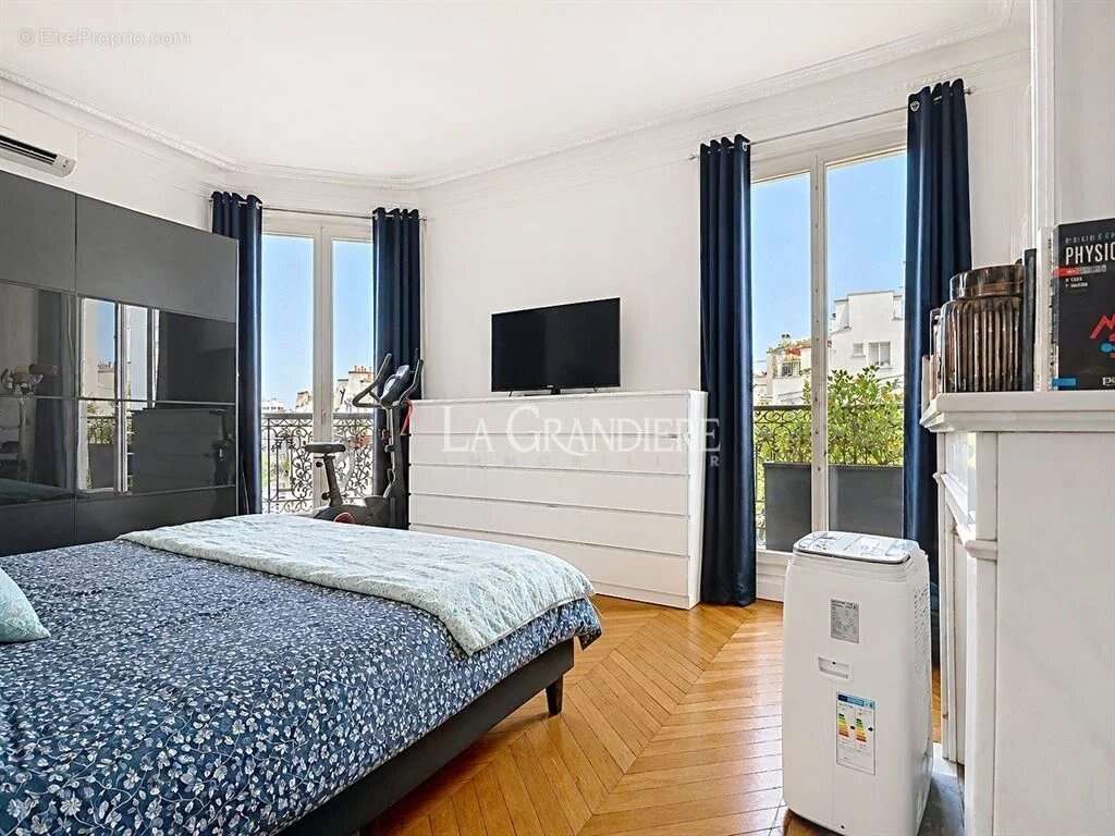 Appartement à PARIS-16E