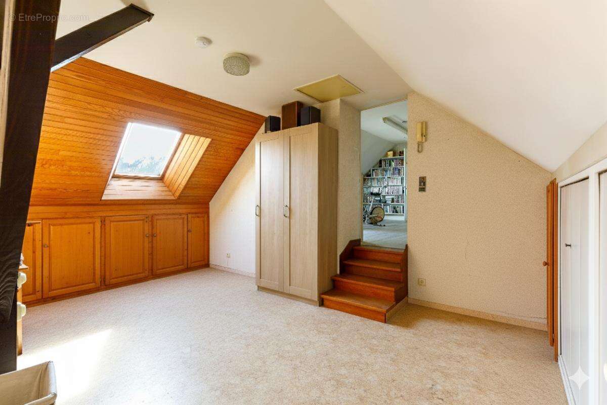 Maison 5 chambres  de 160 m² - CENTRE VILLE - photo 12