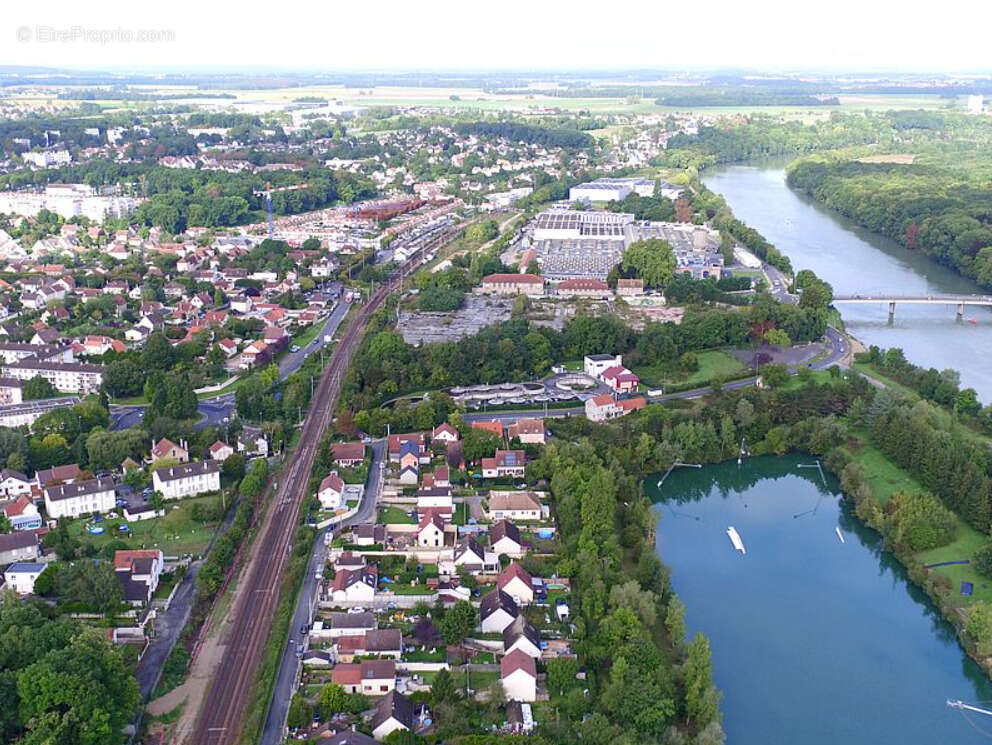 Terrain à SAINT-FARGEAU-PONTHIERRY