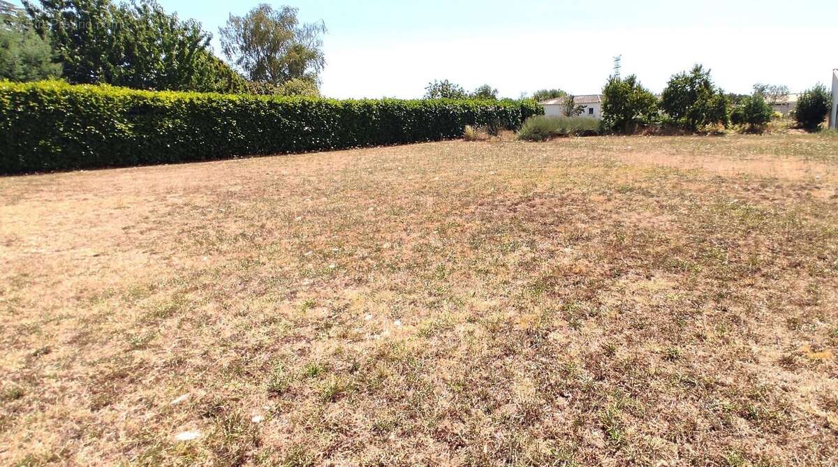 Terrain 880 m² à Saintes  - photo 2