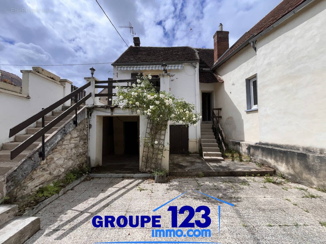 Maison à LAROCHE-SAINT-CYDROINE