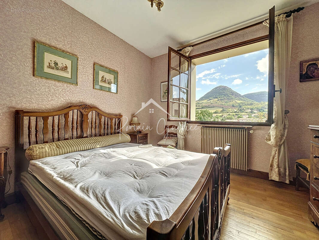 Maison à SAINT-GEORGES-DE-LUZENCON