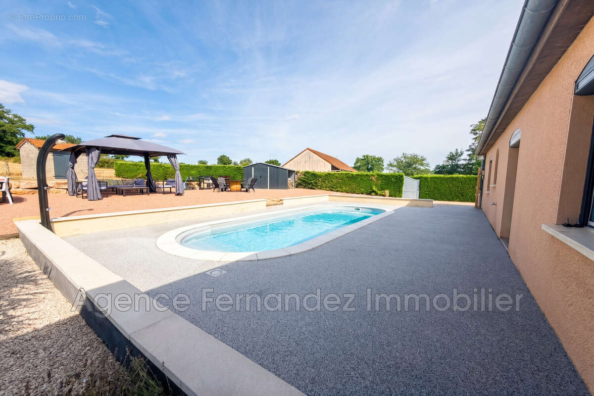 Maison 160 m² à Saint-Yan  - photo 4