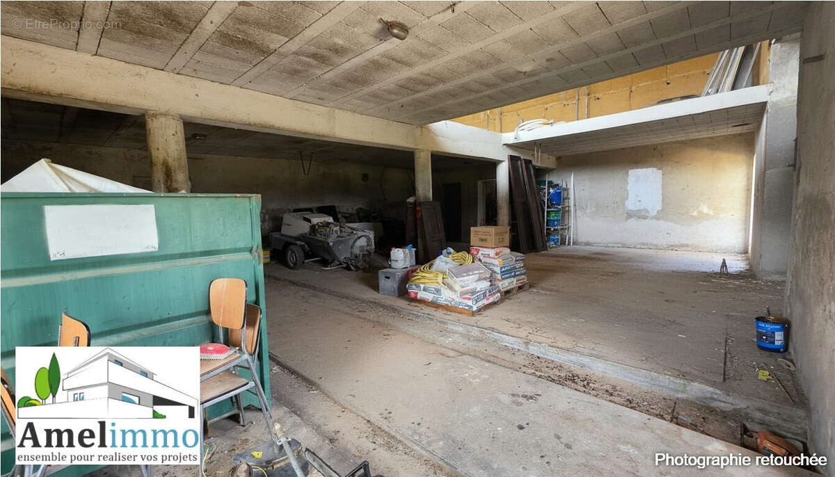 Intérieur du hangar de 140m² pouvant être aménagé - Maison à MOISSIEU-SUR-DOLON