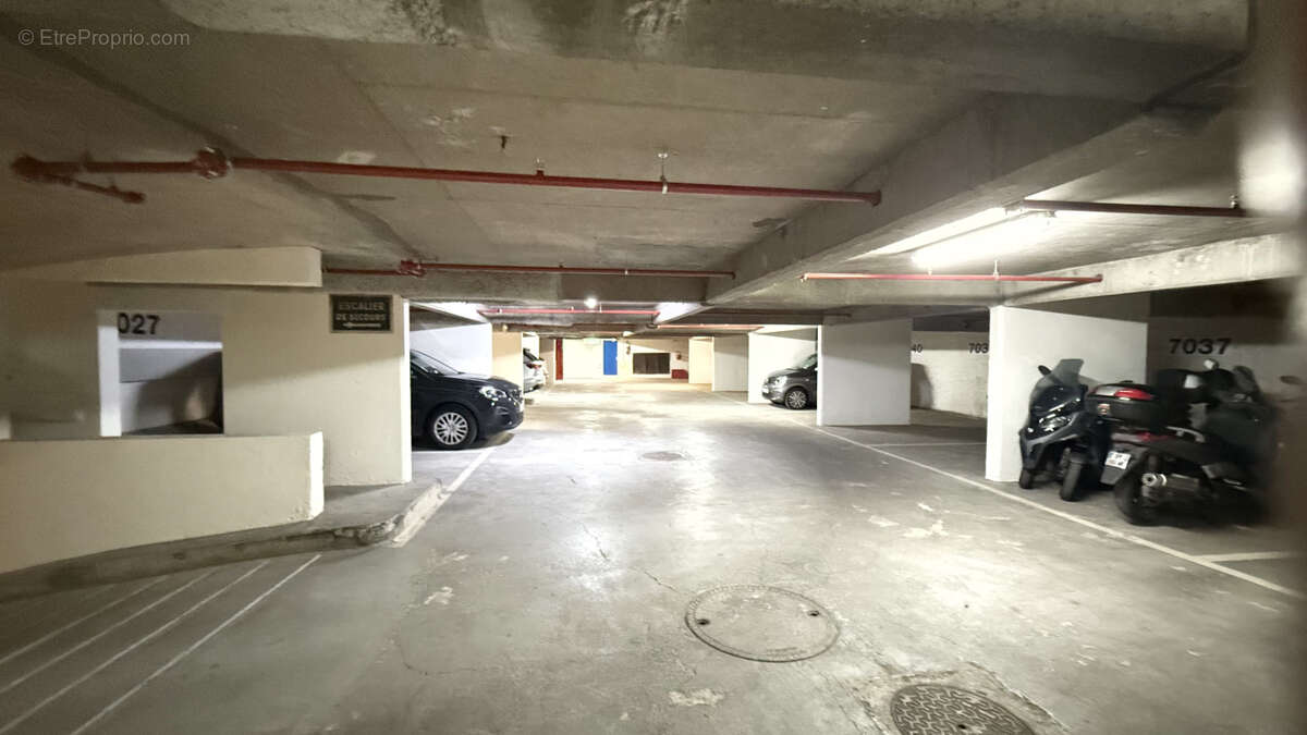 Autre à PARIS-2E