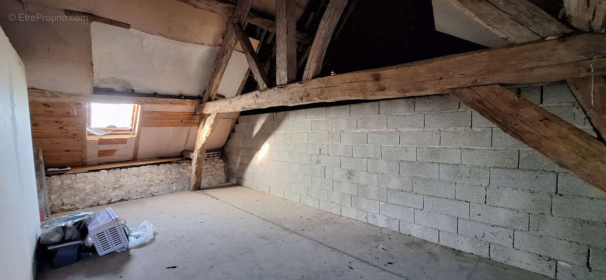 Maison à LAROCHE-SAINT-CYDROINE