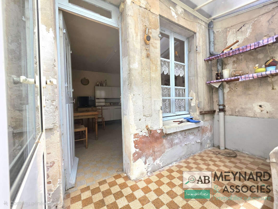 À vendre à Mouroux   Maison indépendante à rénover avec garage, et  grenier aménageable. - photo 2