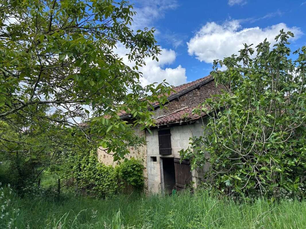 Opportunité de réhabilitation d'une grange : créez la maison de vos rêves ! - photo 8