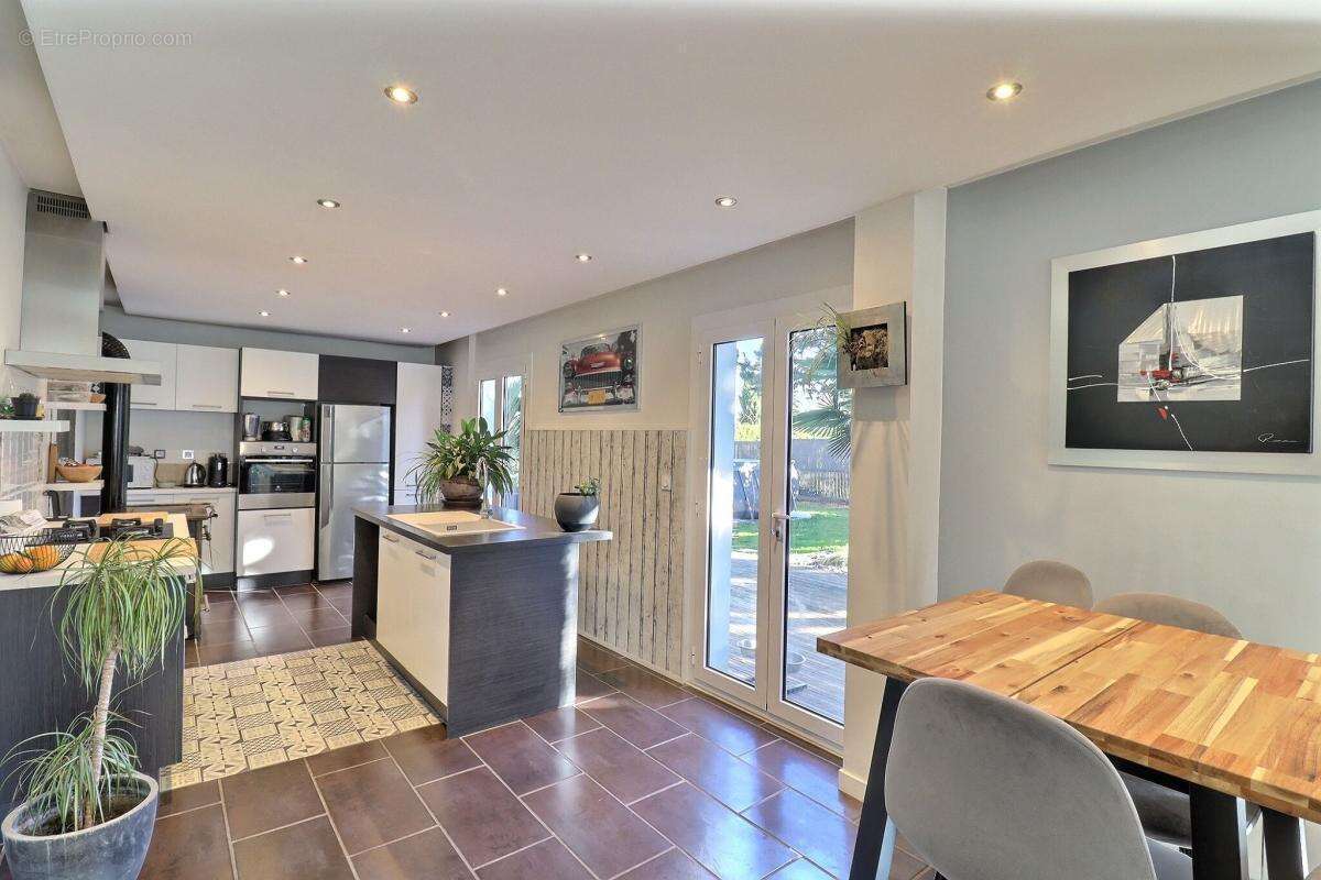 Maison à VEZERONCE-CURTIN