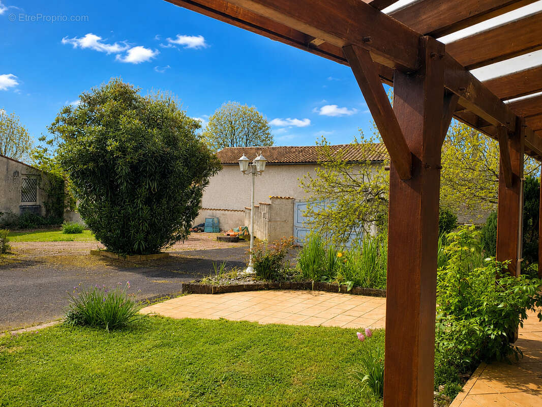 Maison de village à vendre à Champniers – Le charme d'un bien si - photo 11