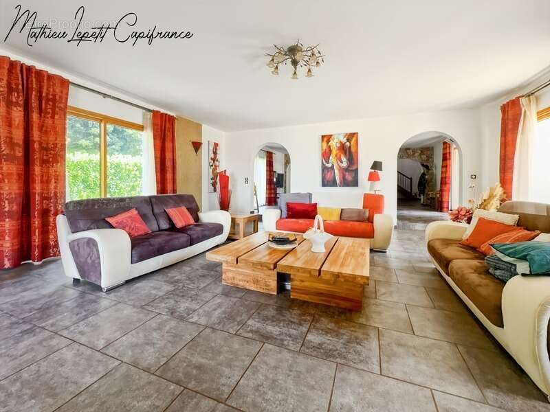 À vendre Maison T9 familiale contemporaine de 313 m² – Construction traditionnelle de 2011 – 7 chambres – Terrain clos de 2 874  - photo 3
