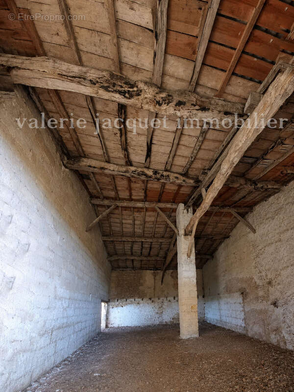 LUSSAC   Ensemble immobilier à rénover avec deux granges et fort potentiel d'évolution - photo 9