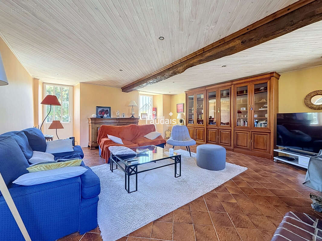 Maison 235 m² à Saint-Georges-Montcocq  - photo 7