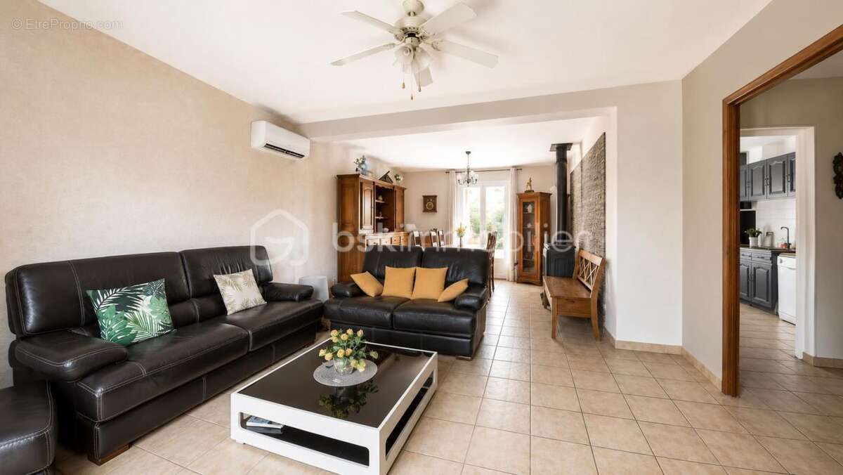 Découvrez la quiétude d'une maison familiale avec double terrasse et parking dans un quartier prisé - photo 4