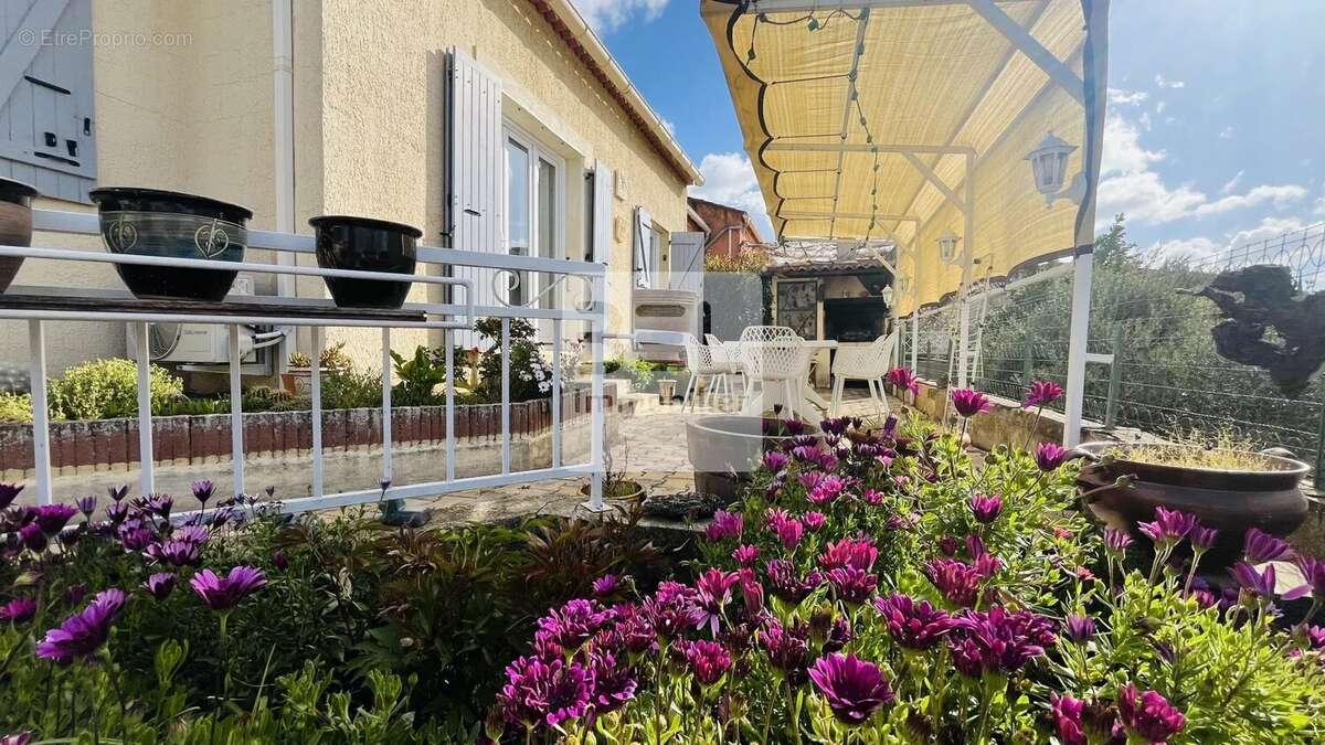 Maison à LAUDUN-L'ARDOISE