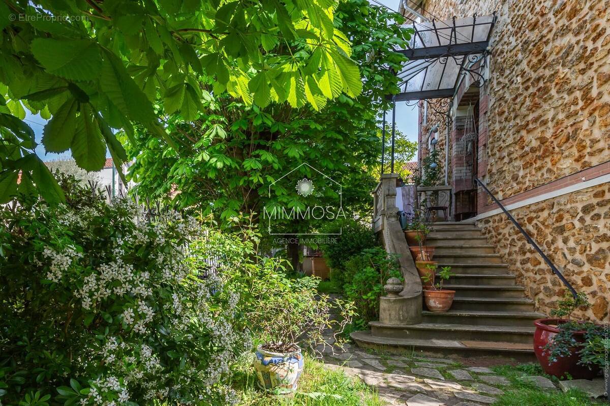 Appartement à LES PAVILLONS-SOUS-BOIS