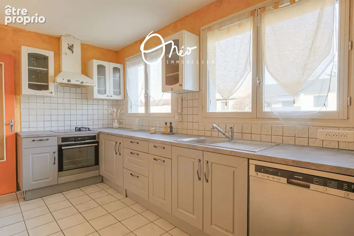 Coeur village Corbas - Maison 5 pièces avec garage, sur 320 m2 de parcelle - photo 4
