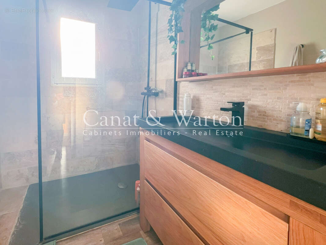 Domaine sécurisé à cavalaire: villa  t 5 rénovée avec de belles prestations - photo 6