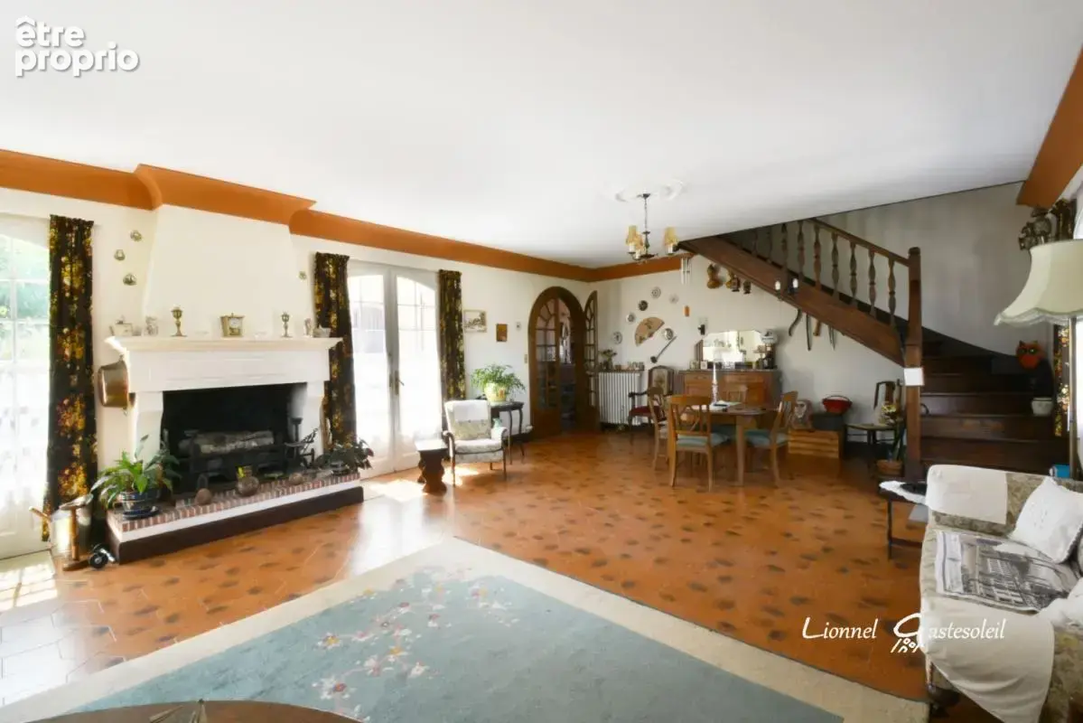 Périgourdine idéalement située 5 chambres sur un beau terrain Paysager à Pineuilh (33) - photo 4
