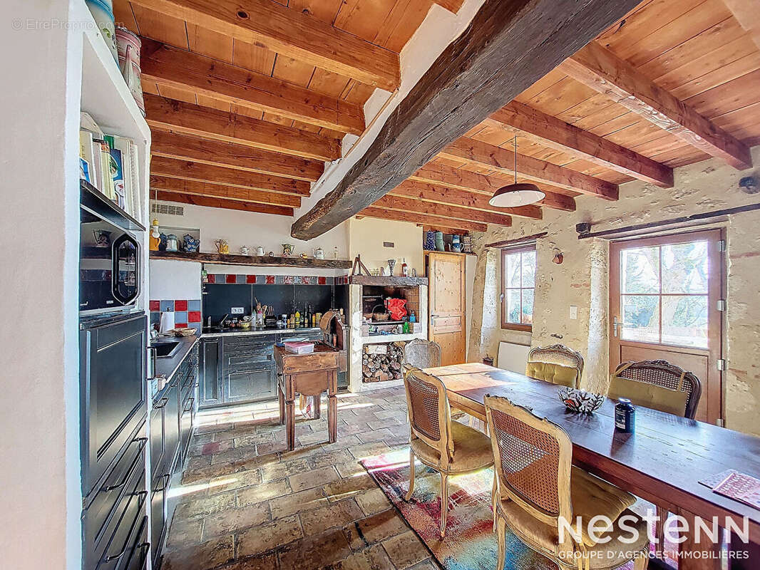 A Vendre Maison en pierre rénovée de cinq pièces sur propriété de plus de 2.4 hectares - photo 2