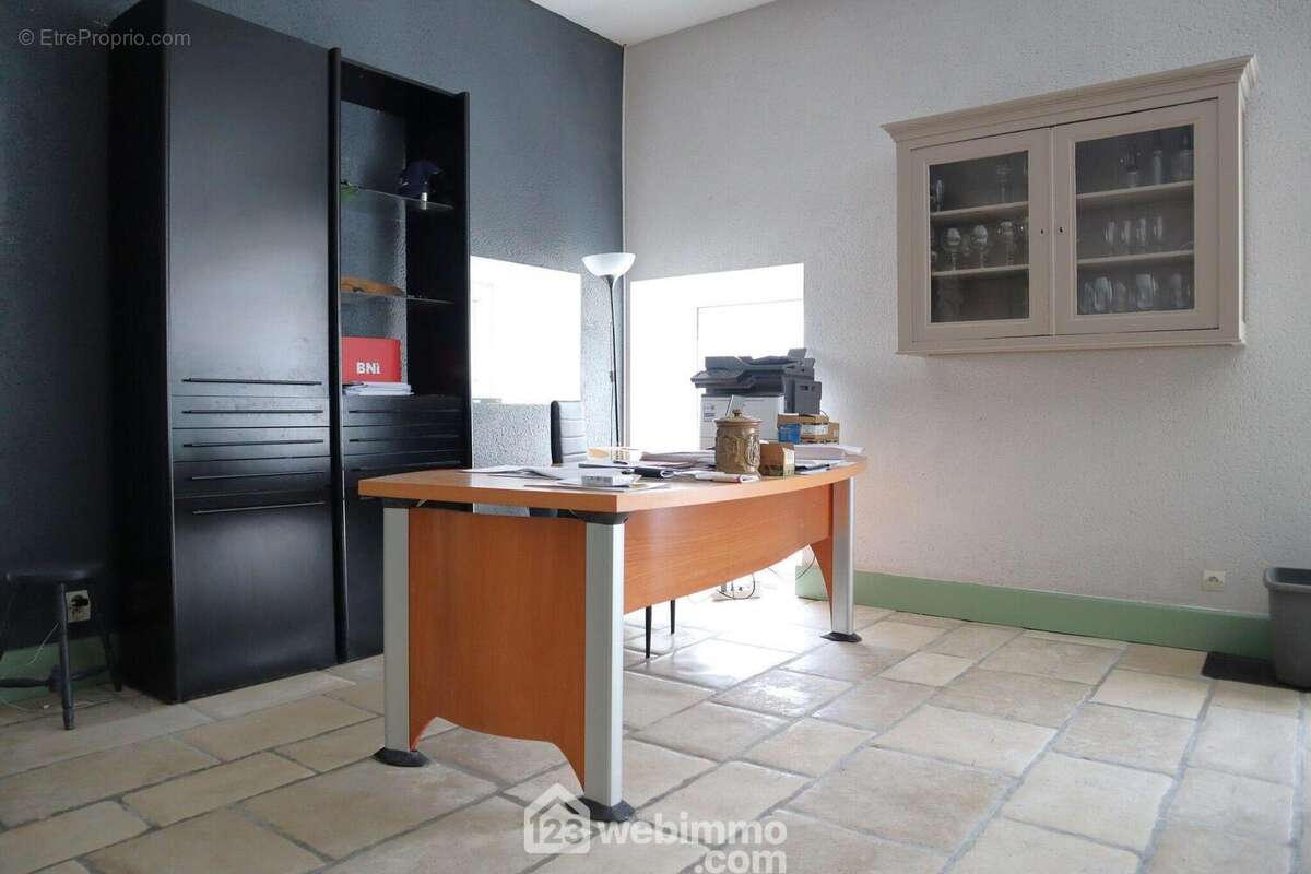 Bureau, - Maison à LUSSAC-LES-CHATEAUX