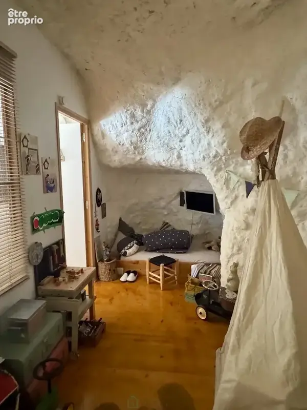 Vivre dans la roche, au cur de La Roche-Guyon : une maison singulière pour ceux qui cherchent tout sauf une maison ordinaire. - photo 10