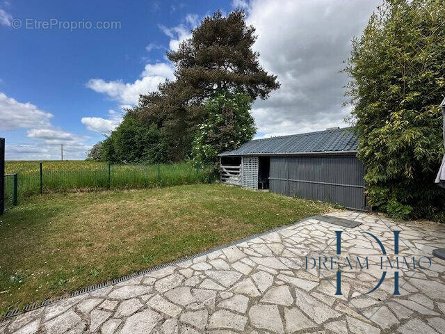 Vue arrière avec terrasse, jardin et dépendance. - Maison à VERNON