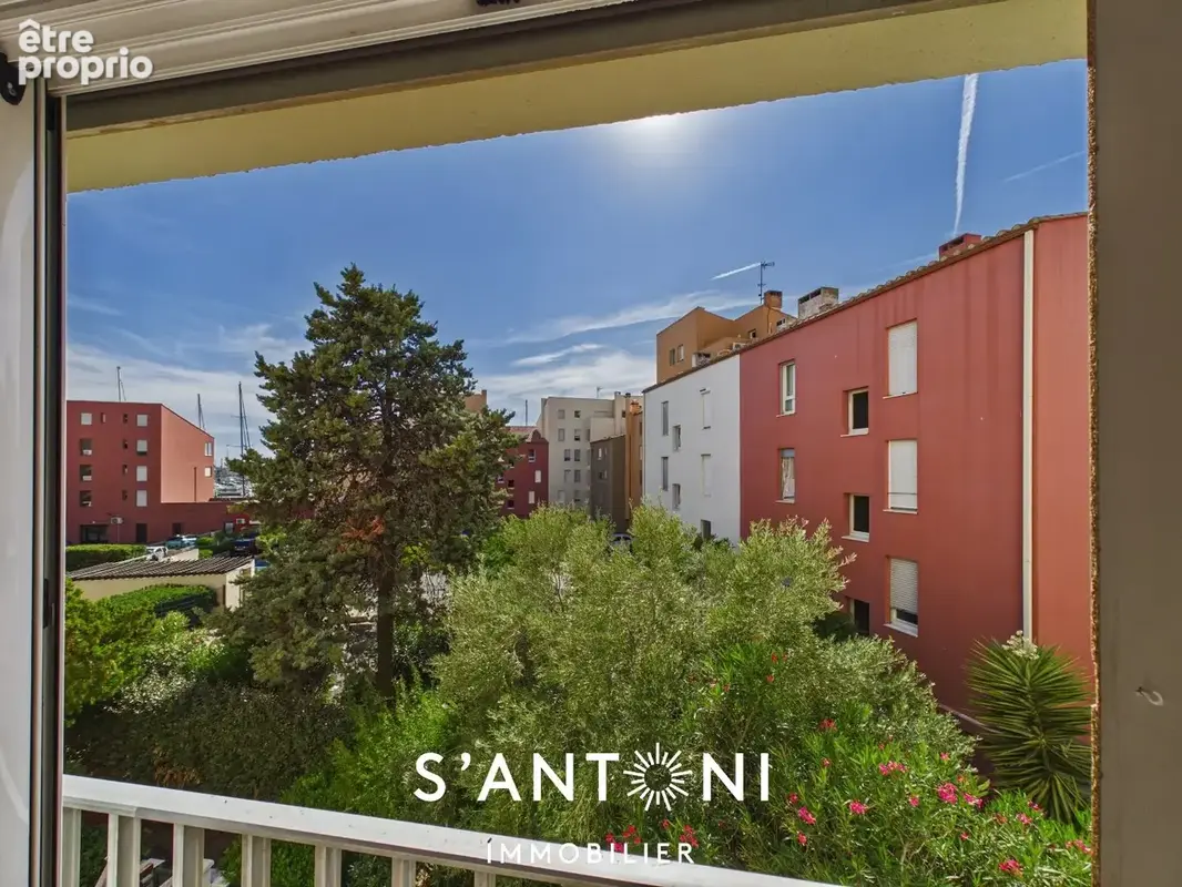 LE CAP D'AGDE - PORT - Grand T2 traversant exposé SUD avec Loggia et Parking privé - photo 5