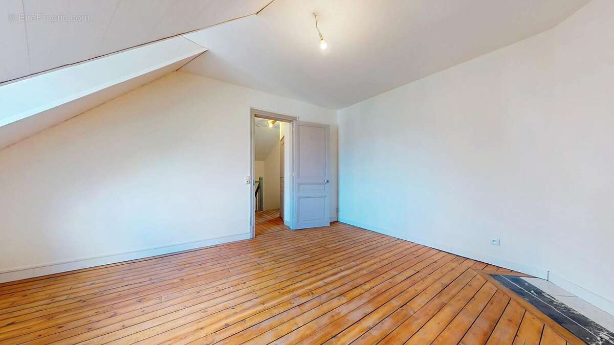 A vendre - maison à reims avec 4 chambres et petit extérieur - photo 7