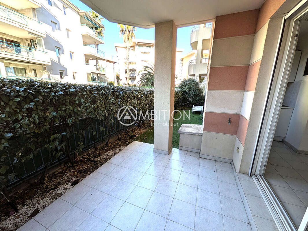 Exclusivité AMBITION IMMOBILIER : Charmant appartement 2 pièces en rez-de-chaussée à Fréjus, bord de mer - photo 2