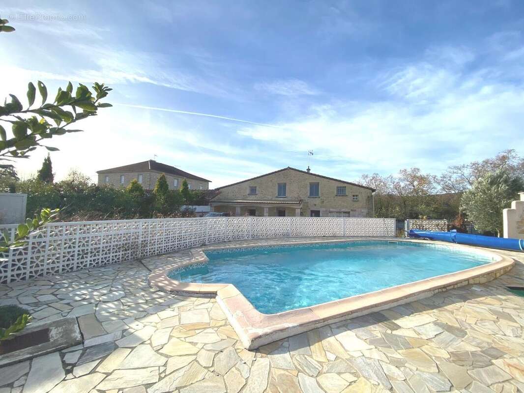 Maison à CHARMES-SUR-L&#039;HERBASSE