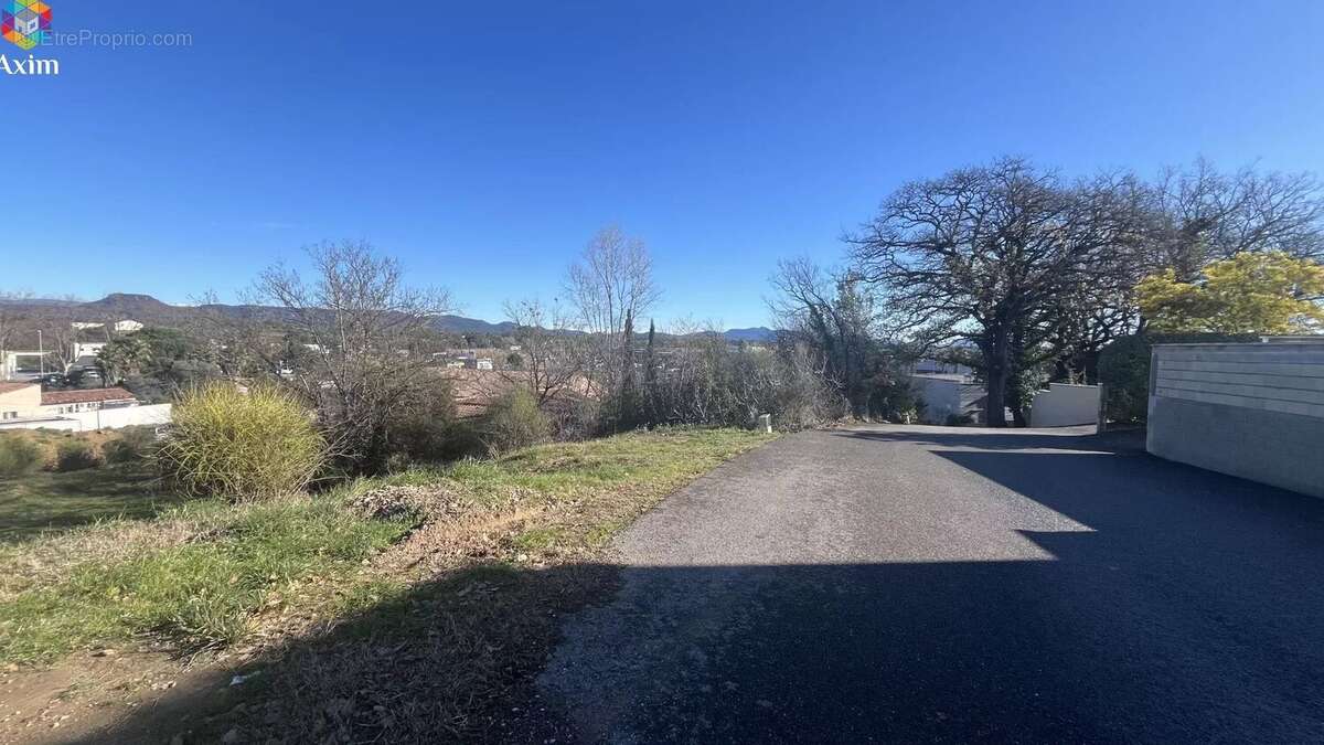 Terrain à ROQUEBRUNE-SUR-ARGENS