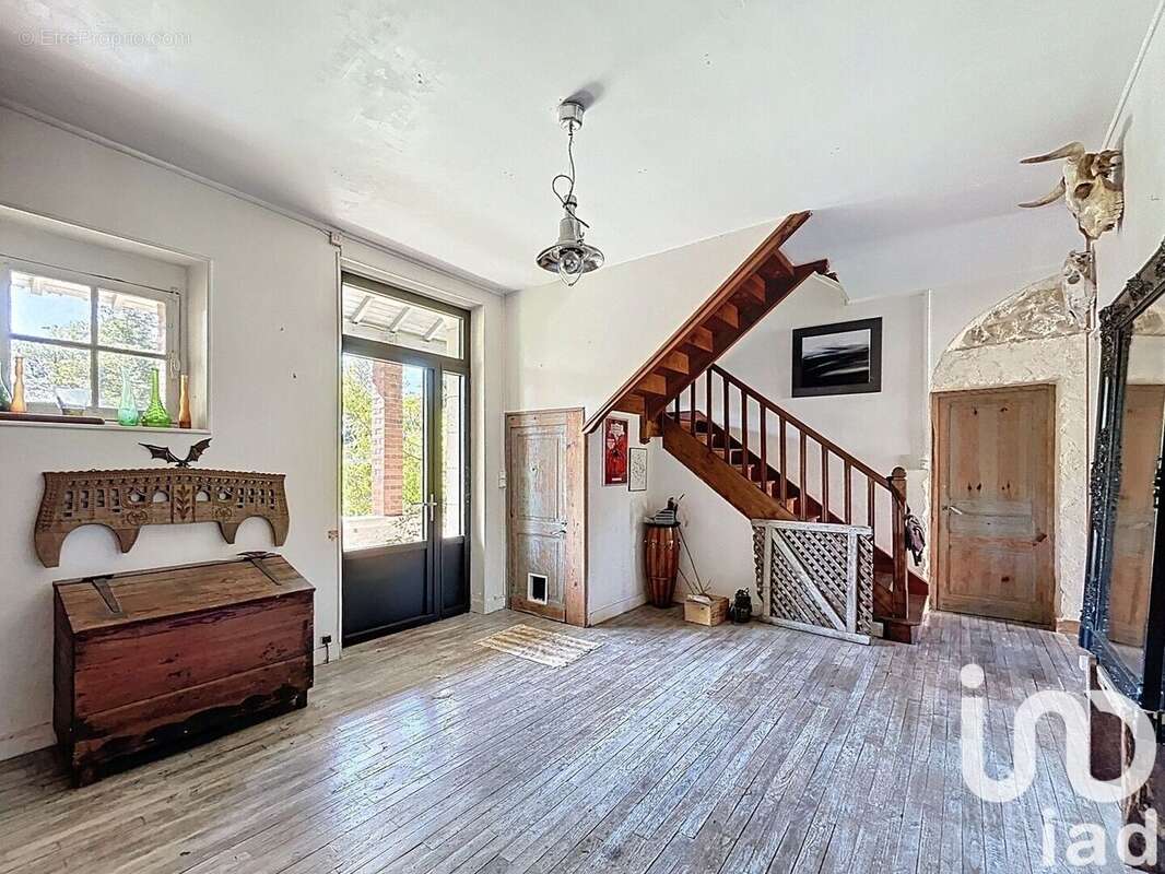 Maison 375 m² à Saint-Etienne-De-Puycorbier  - photo 5