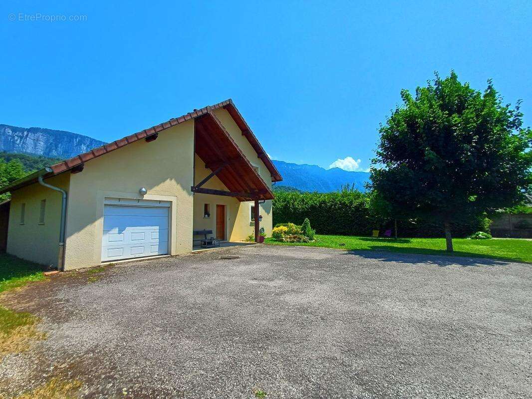 Maison à ENTRE-DEUX-GUIERS