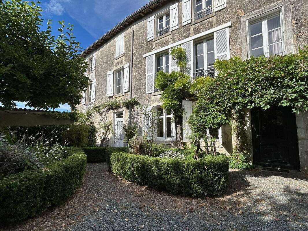 Élégante maison de ville au coeur du village historique de La Mothe-Saint-Héray - photo 18