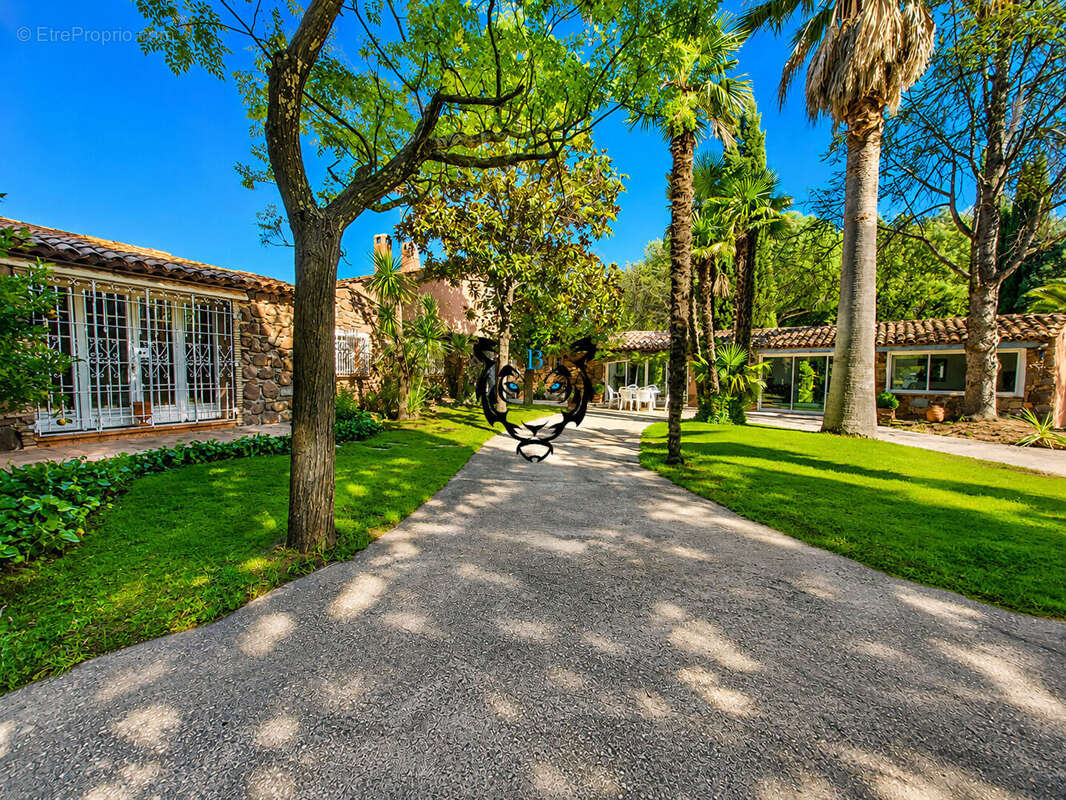 Maison à ROQUEBRUNE-SUR-ARGENS