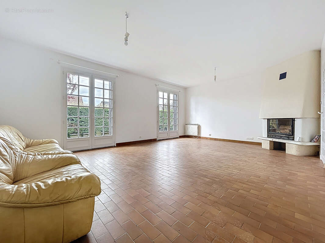 Maison à SAINT-PANTALEON-DE-LARCHE