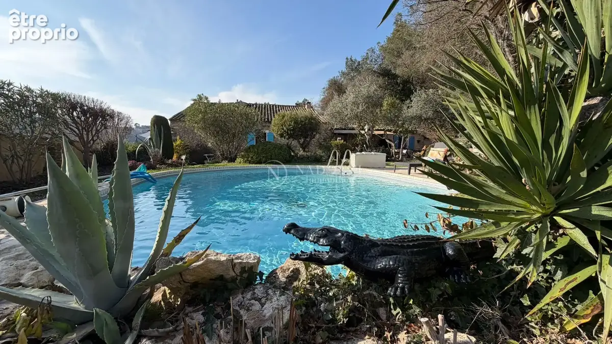 Propriété de caractère avec piscine et vue directe sur le village de Ménerbes - photo 3