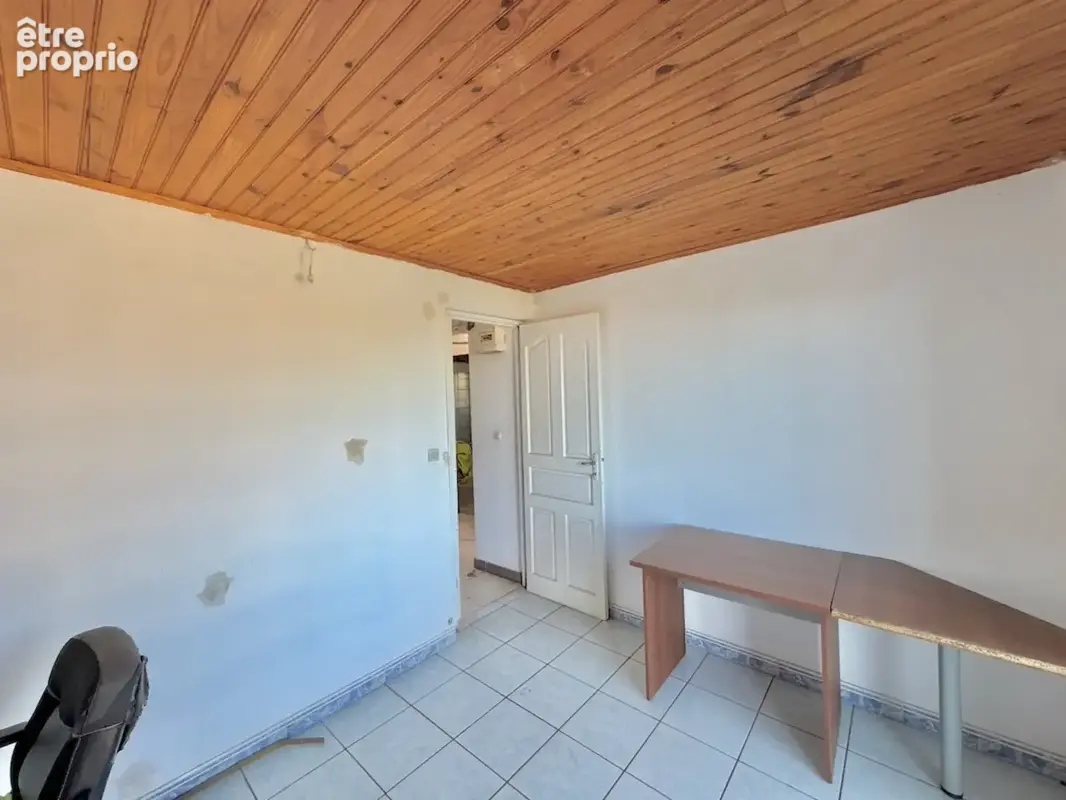 À vendre maison de 100 m² à rénover comprenant deux appartements T3 et vue mer – La Rivière Saint-Louis - photo 6