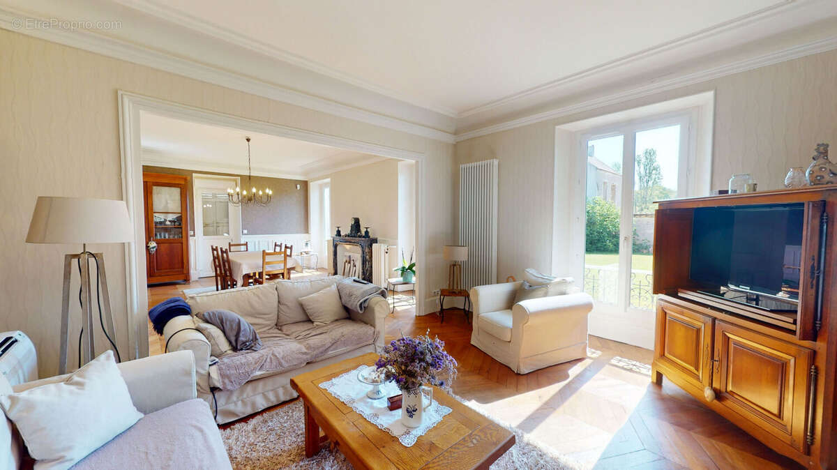 A VENDRE - Maison de maître de près de 300 m²  à 5mns de LIEUSAINT - photo 4