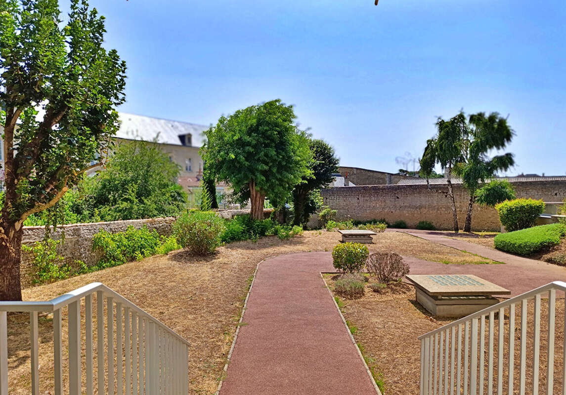 Centre-ville de Poitiers -Appartement traversant de 103 m² avec terrasse, ascenseur, cave et parking - photo 9