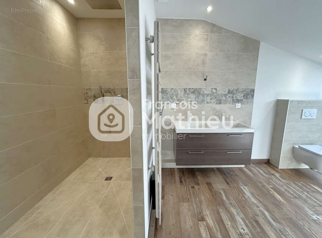 Châtillon-sur-Chalaronne - Appartement de standing T6 d'environ 196m2 (245m2 au sol) en plein centre. - photo 14