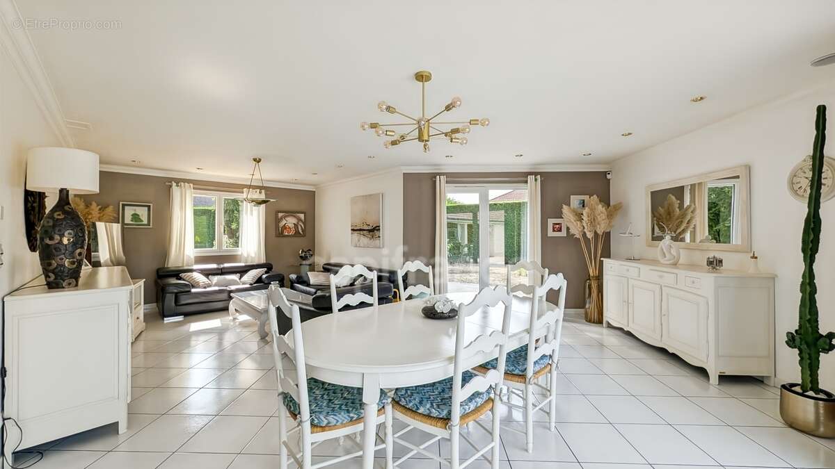 À 5 minutes de Chalon-sur-Saône (71) ​Superbe Villa de 200 m² double garage et dépendance Parc de 1 800 m² Piscine & Pool House  - photo 6