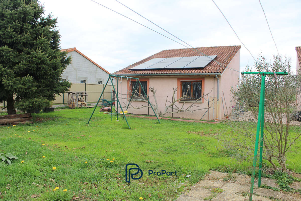 Maison à MARINGUES
