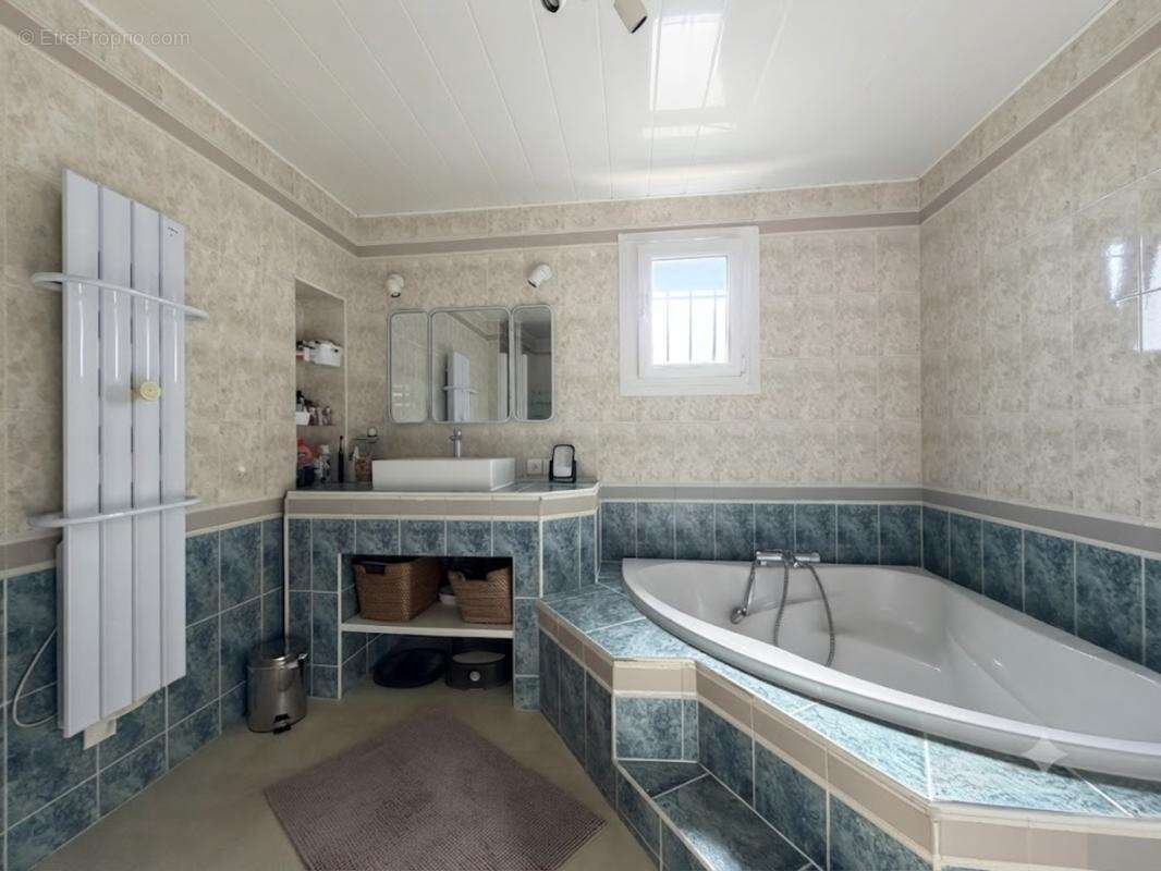 Maison à vendre La Roche-Blanche (63670) – Villa 7 pièces 172 m² avec piscine et vue imprenable - photo 9